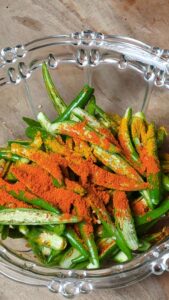 কাঁচা মরিচ মশলায় মাখানো হচ্ছে