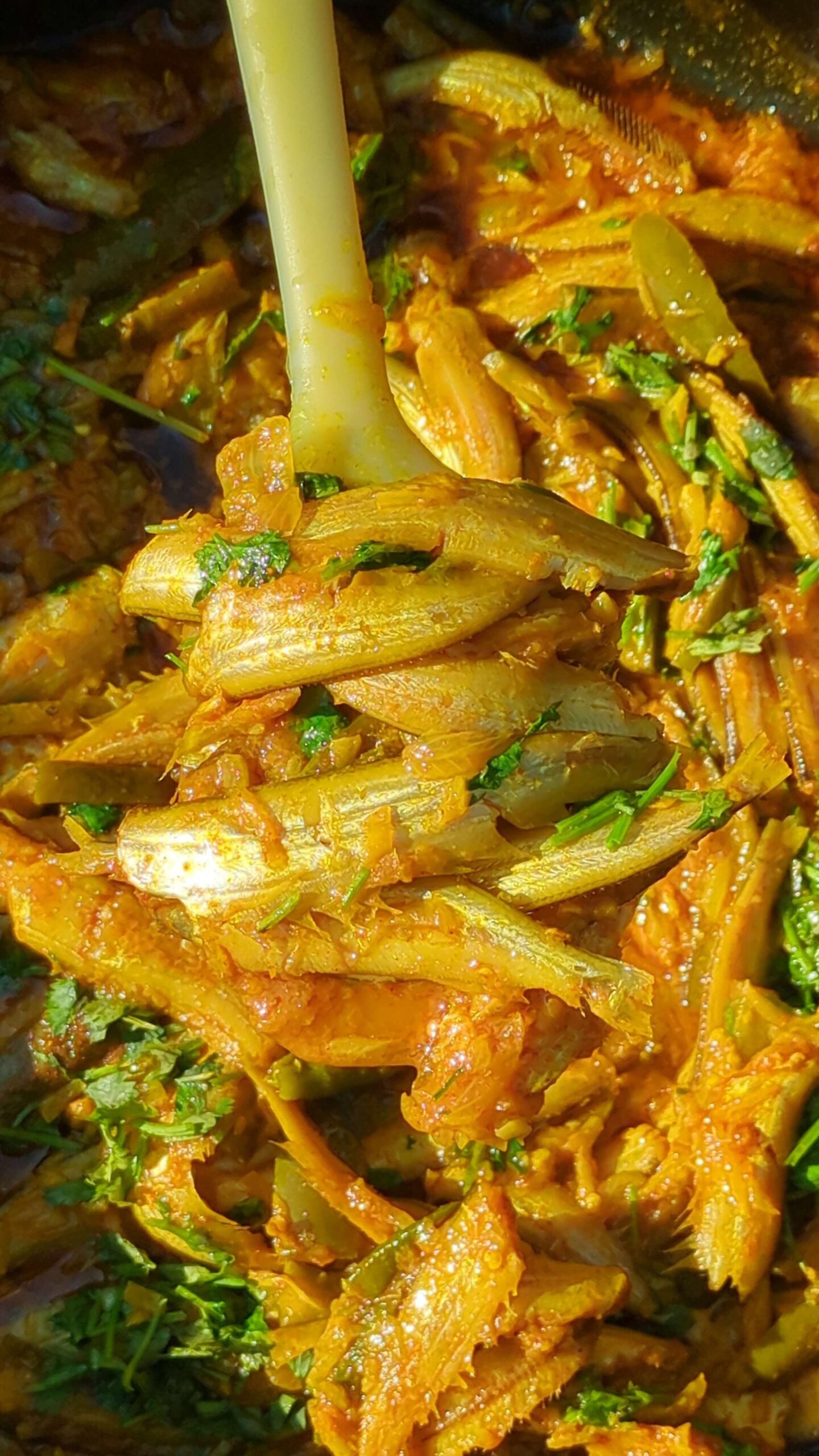 হাতে মাখনো কাজলি মাছ