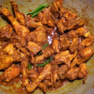 কড়াইতে চিকেন মশলা কারি কষানো হচ্ছে