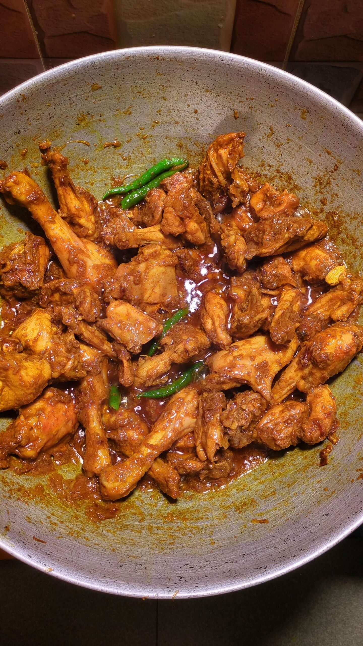 কড়াইতে চিকেন মশলা কারি কষানো হচ্ছে